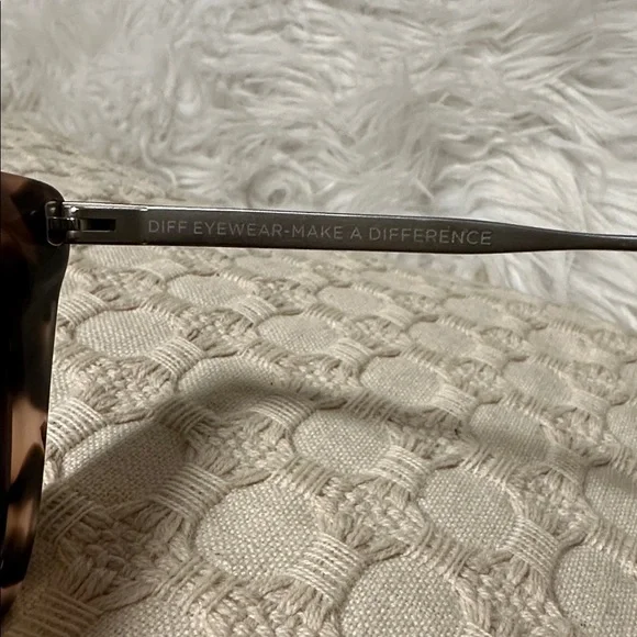 DIFF Becky II Cream Tortoise Oversized Cat Eye Sunglasses for Women - Picture 6 of 9